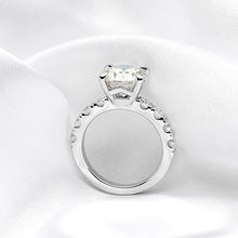 Load image into Gallery viewer, 3.5 Ct.TW Round Brilliant with 0.8 Ct.TW Side Stones Diamond Ring