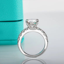 Load image into Gallery viewer, 3.5 Ct.TW Round Brilliant with 0.8 Ct.TW Side Stones Diamond Ring