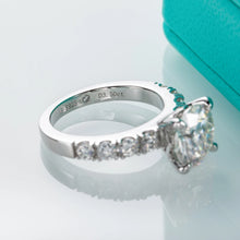 Load image into Gallery viewer, 3.5 Ct.TW Round Brilliant with 0.8 Ct.TW Side Stones Diamond Ring